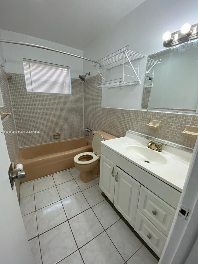 Building Photo - 5425 NW 16th Ct