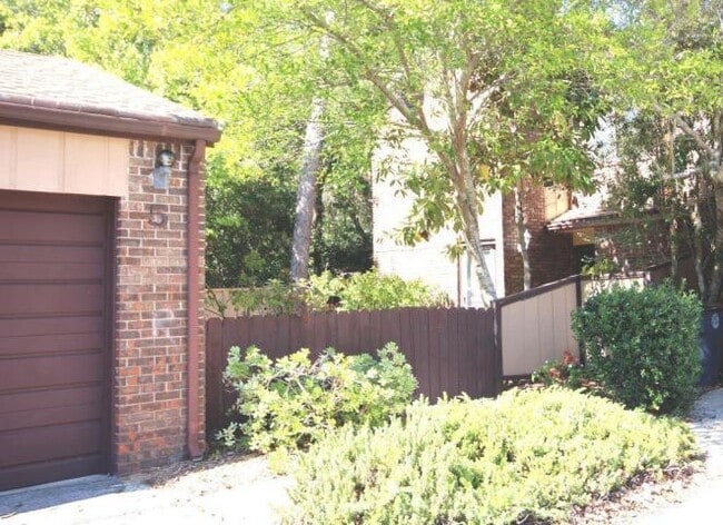 Building Photo - 5 Hidden Cove Cir