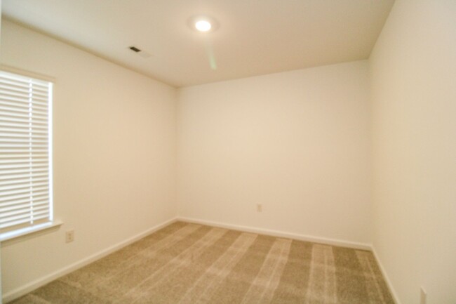 Building Photo - Beautiful New 4-Bedroom Home in Prime Loca...