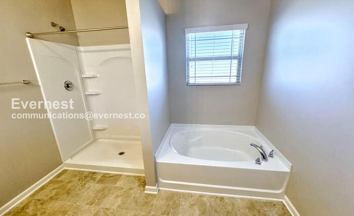 Building Photo - 215 Village Springs Dr