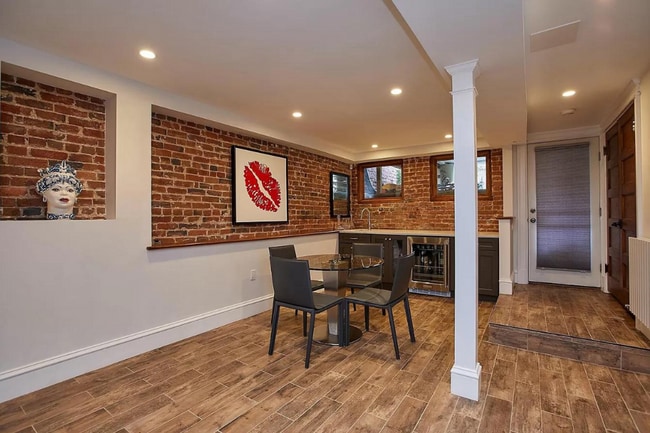 Building Photo - 3 level townhouse w 2br 2.5ba, parking spo...