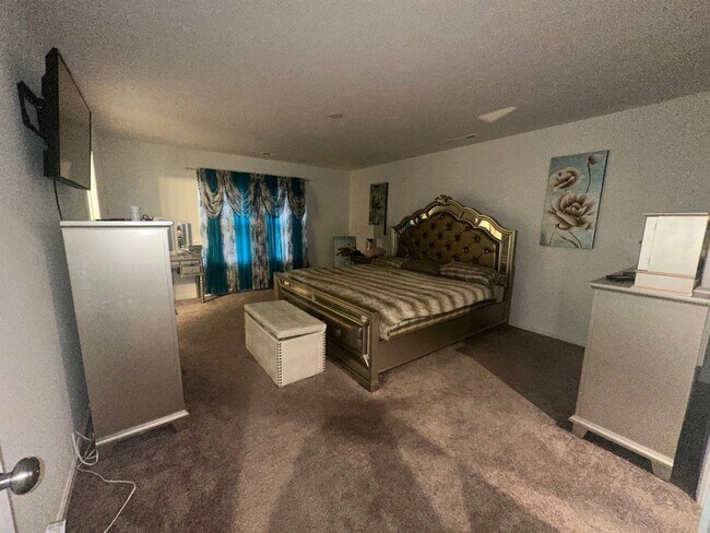 Building Photo - Available NOW - 5 bedroom, 3 full bathroom house - $3,300/month