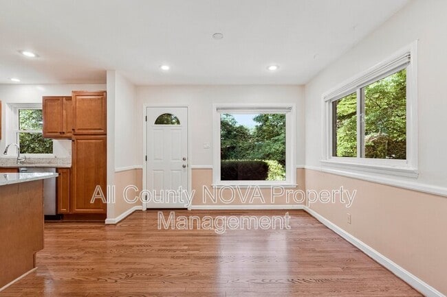 Building Photo - 3160 Ravenwood Dr