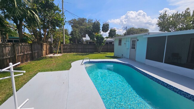 Building Photo - EGAD! Pool home located close to Downtown ...