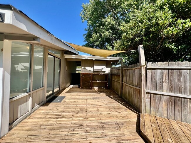 Building Photo - 3-Bedroom Home In Laurel Manor - Fenced Ba...