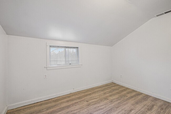 Building Photo - 8009 E Bristol Rd