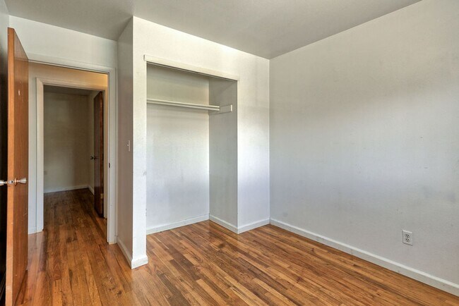 Building Photo - Students Welcome! Great Location!