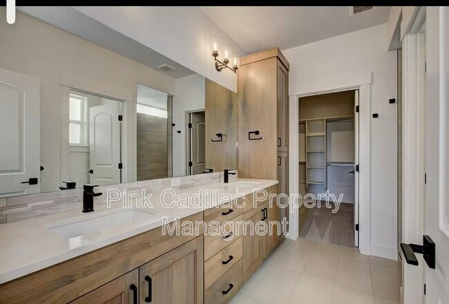 Building Photo - 490 S Steephead Ln