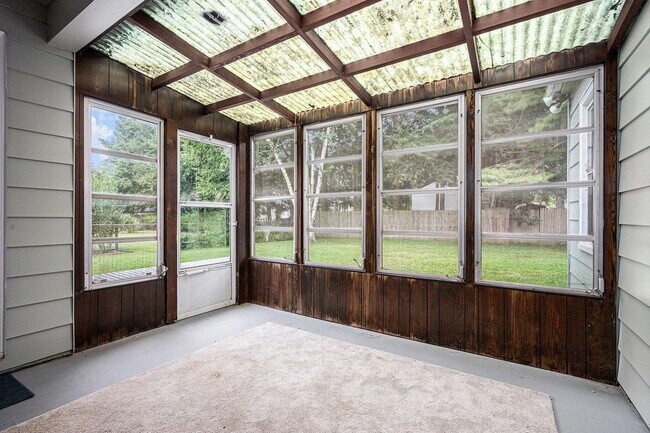 Building Photo - 912 Dwillard Dr