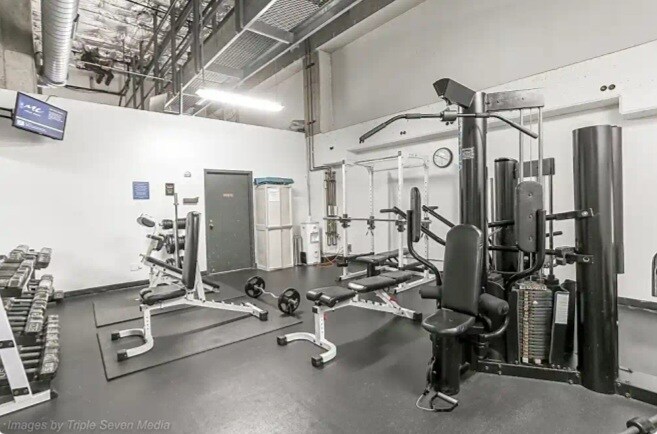 Building Photo - 1212 N La Salle Dr