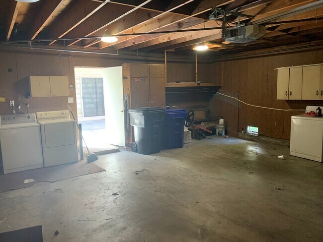 Building Photo - 9802 Mammoth Dr