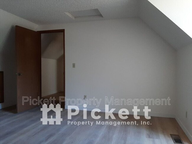 Building Photo - 770 NW Apple Blossom Loop