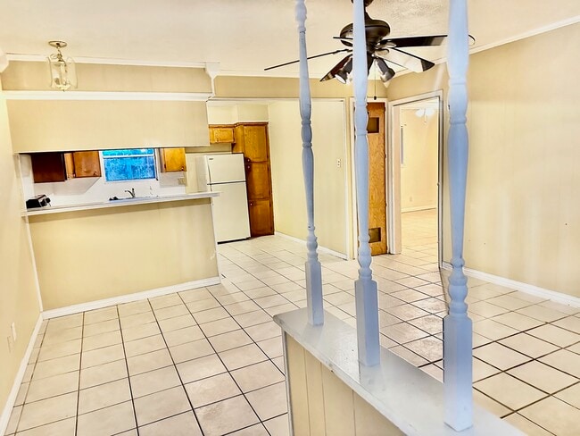 Building Photo - 320 S Avenue F