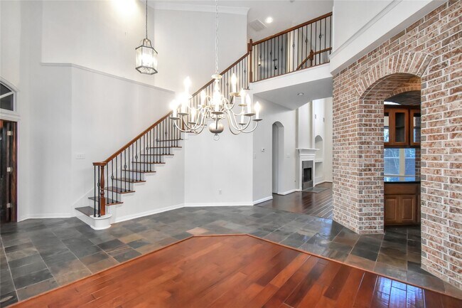 Building Photo - 10 E Artist Grove Cir