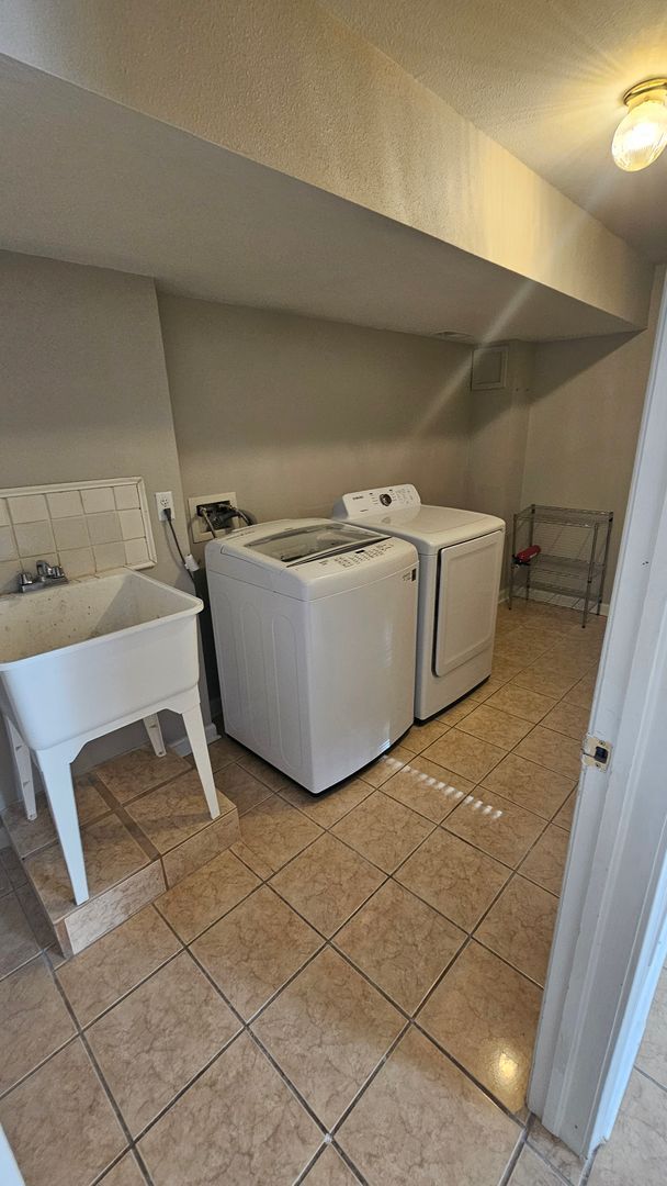 Building Photo - $2700 | 4BR/2.5BA | Pet Friendly House wit...