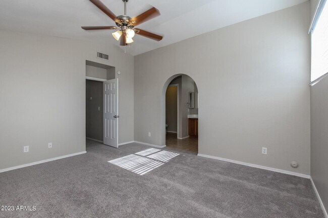 Building Photo - 6520 W Paradise Ln