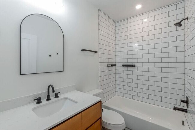 Building Photo - Like New Chic, Modern Spotless w 2 car attached