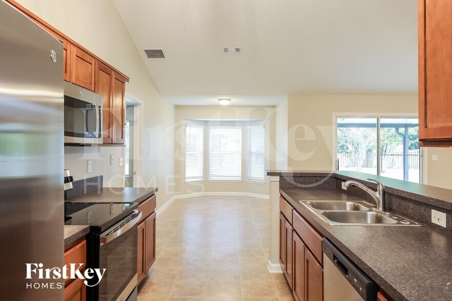 Building Photo - 2447 Royal Pointe Dr