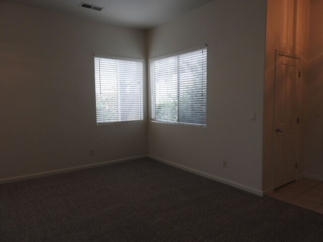 Building Photo - Cresleigh near Wild Life Preserve 3 Bedroom + Den!!