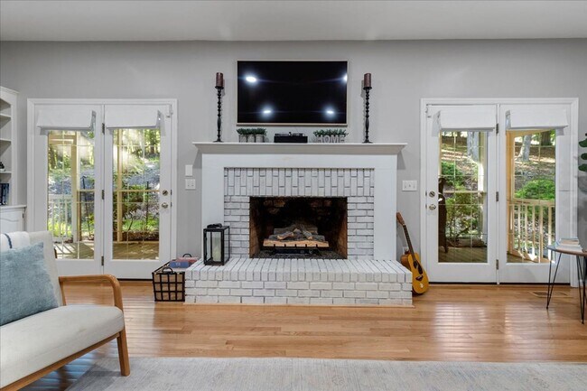 Building Photo - Five Bedroom Home
