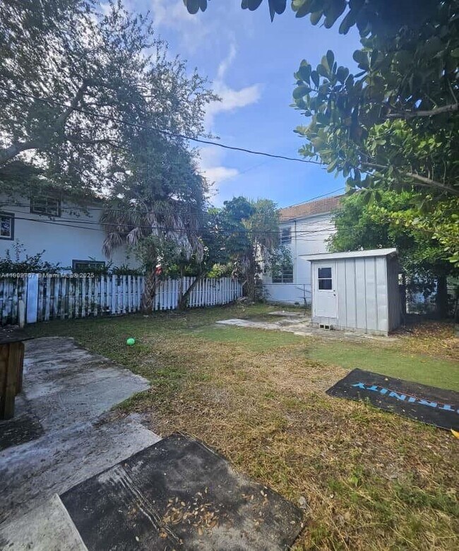 Building Photo - 1008 N 18th Ct