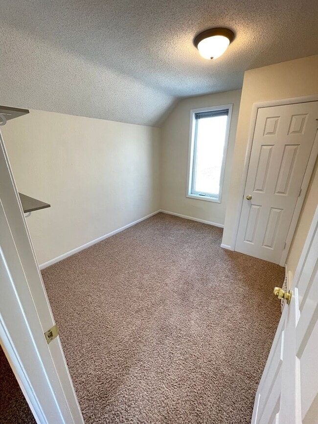 Building Photo - AVAILABLE JUNE 1st - 3 Bed, 1 bath House!