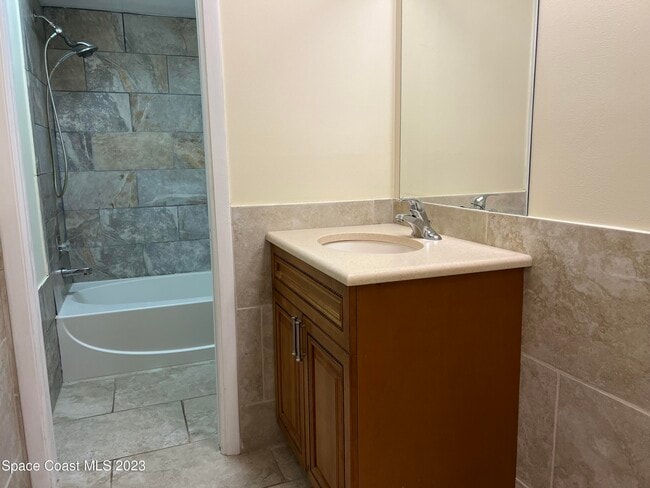 Building Photo - 1911 Talloak Rd