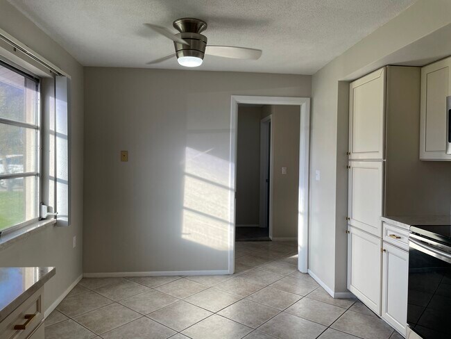 Building Photo - 1943 Sky Dr