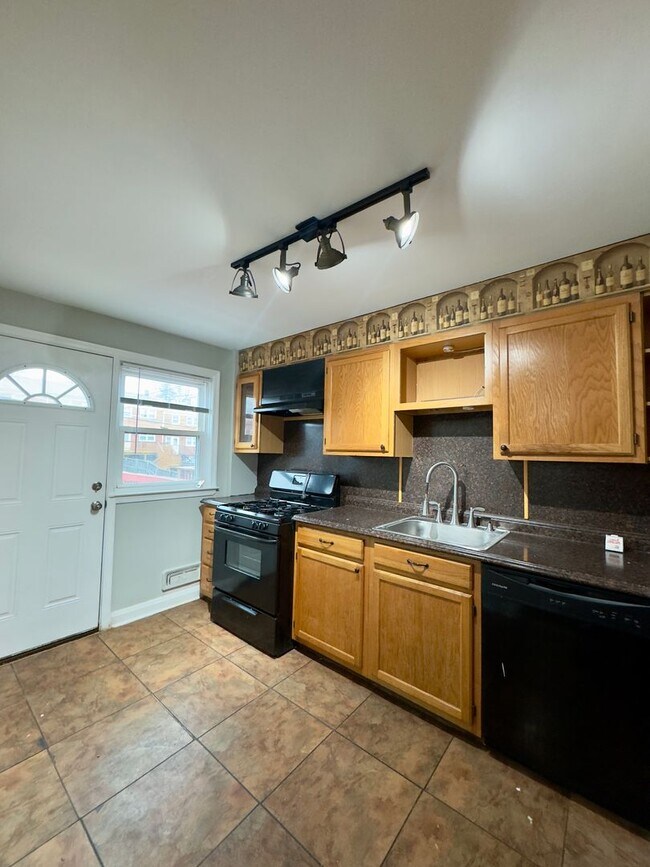 Building Photo - Spacious 3Bed/1.5Bath in Woodlawn