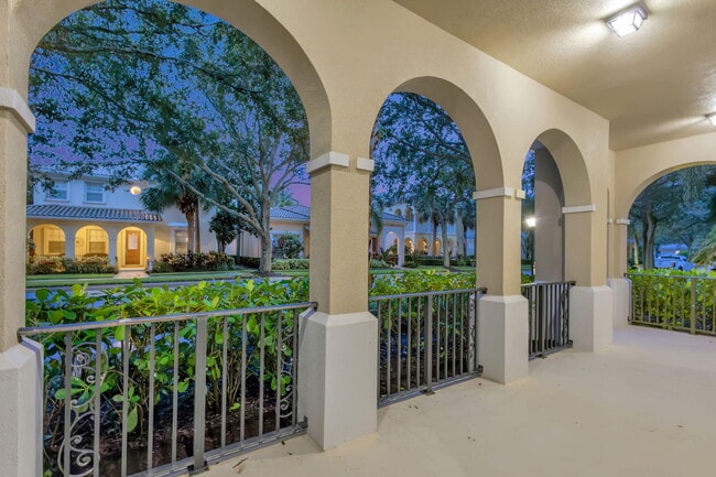 Building Photo - 121 Savona Dr