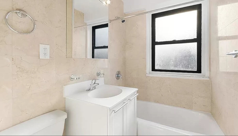 Building Photo - 358 W 48th St
