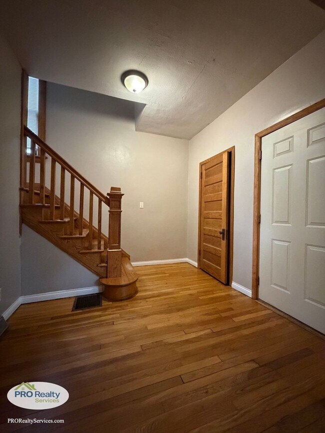Building Photo - Charming 3 Bedroom Home