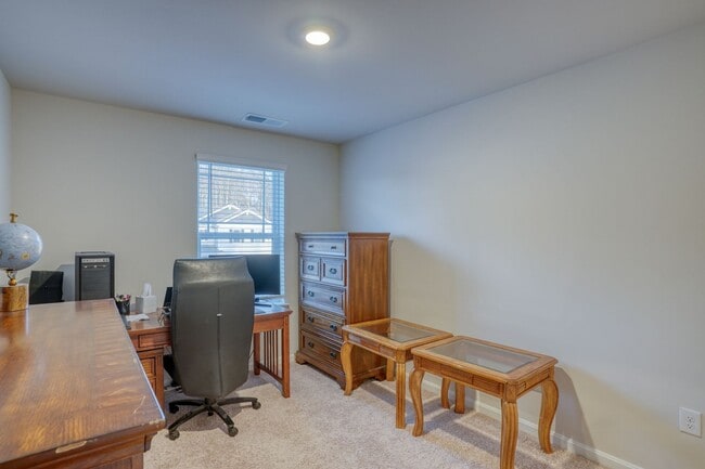 Building Photo - 124 Currant Cir