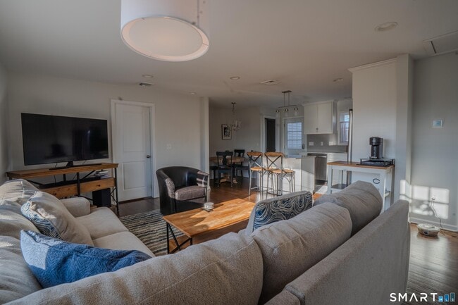 Building Photo - 348 Buckingham Ave