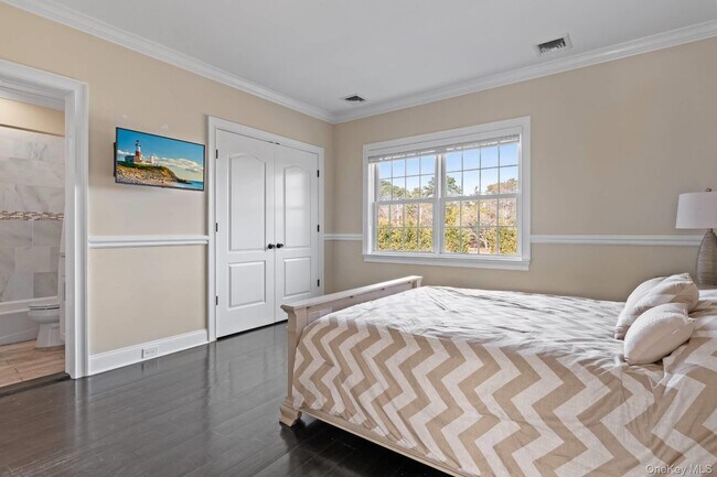 Building Photo - 490 Montauk Hwy