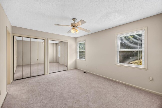 Building Photo - 850 Colony Dr
