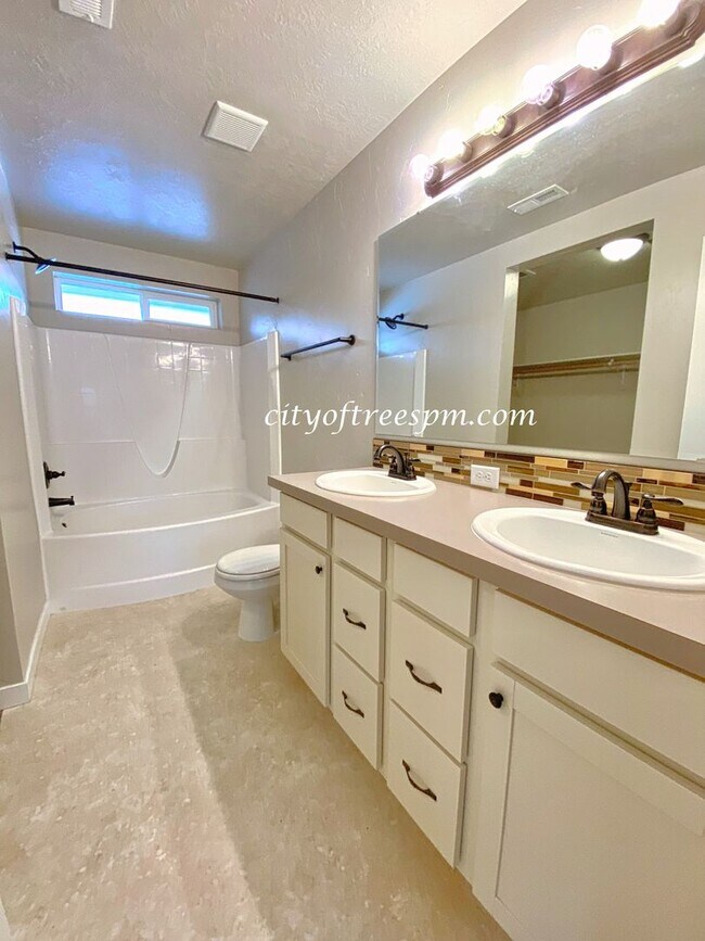 Building Photo - Beautiful Home in Quiet Neighborhood