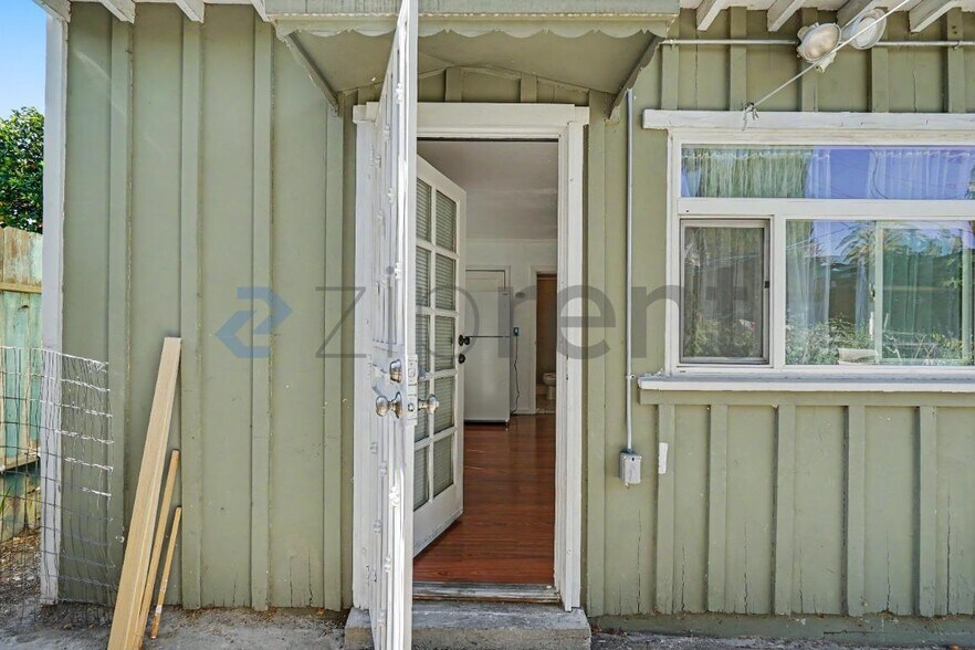 Building Photo - Unit Single bedroom