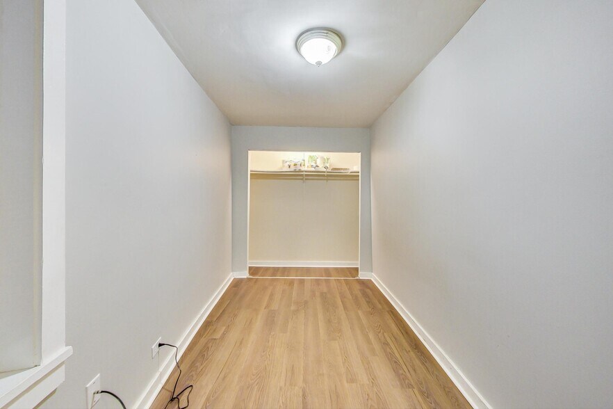 Building Photo - 3554 N Wilton Ave