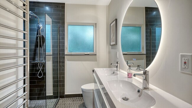 Building Photo - Museum's Area Home