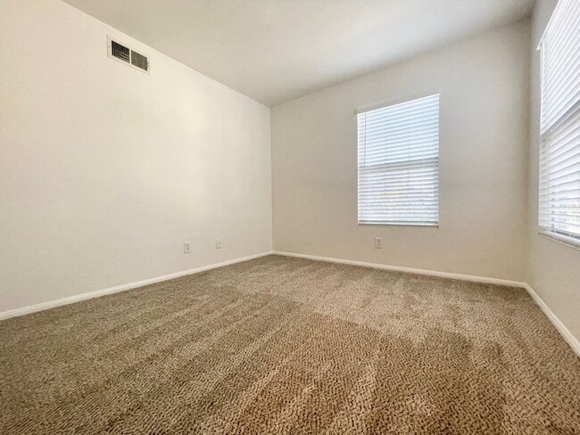 Building Photo - 2 Bedroom 2 Bath Condo with attached garage!