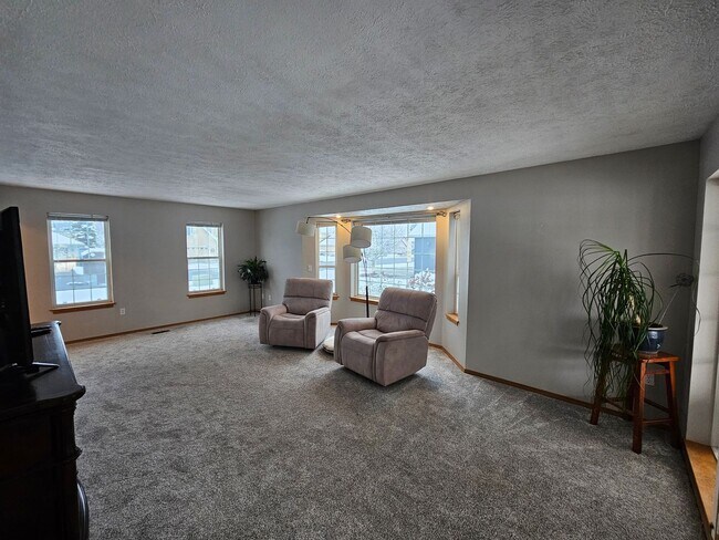 Building Photo - Beautiful Home in the Valley