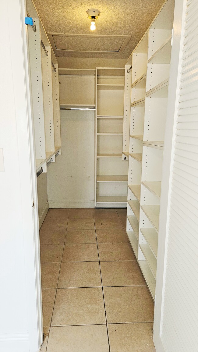 Building Photo - 177 NE 12th Ave