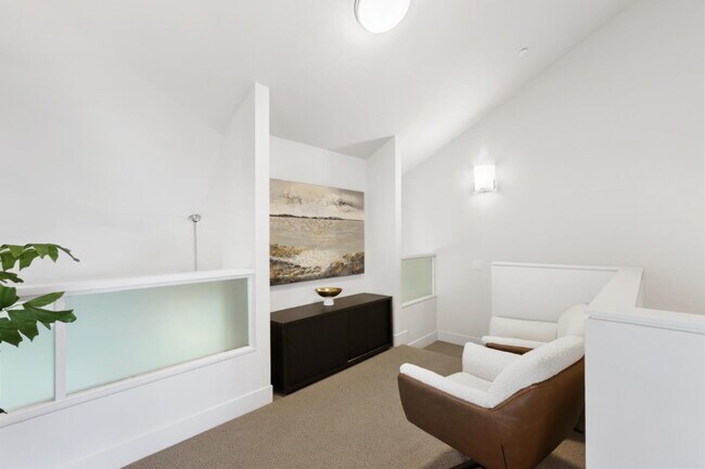 Building Photo - Gorgeous townhouse