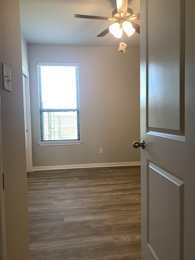 Building Photo - 1353 Aurora Grv Bnd