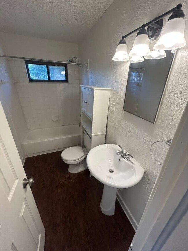 Building Photo - Ready to move in...