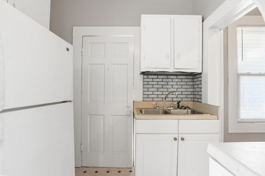 Building Photo - 1023 W 37th St