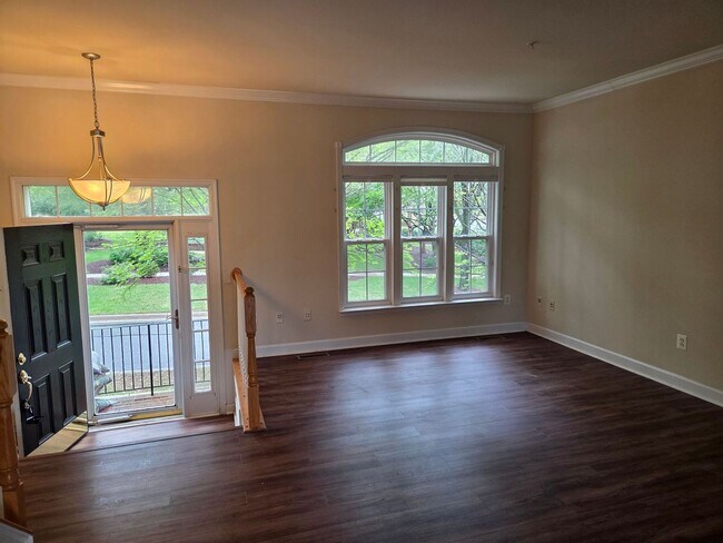 Building Photo - 308 Garden View Square