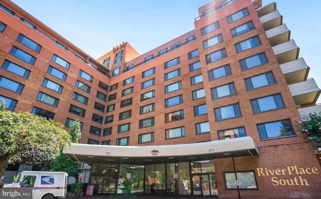 Building Photo - 1011 Arlington Blvd