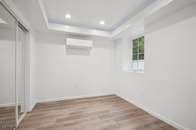 Building Photo - 158 Walnut St